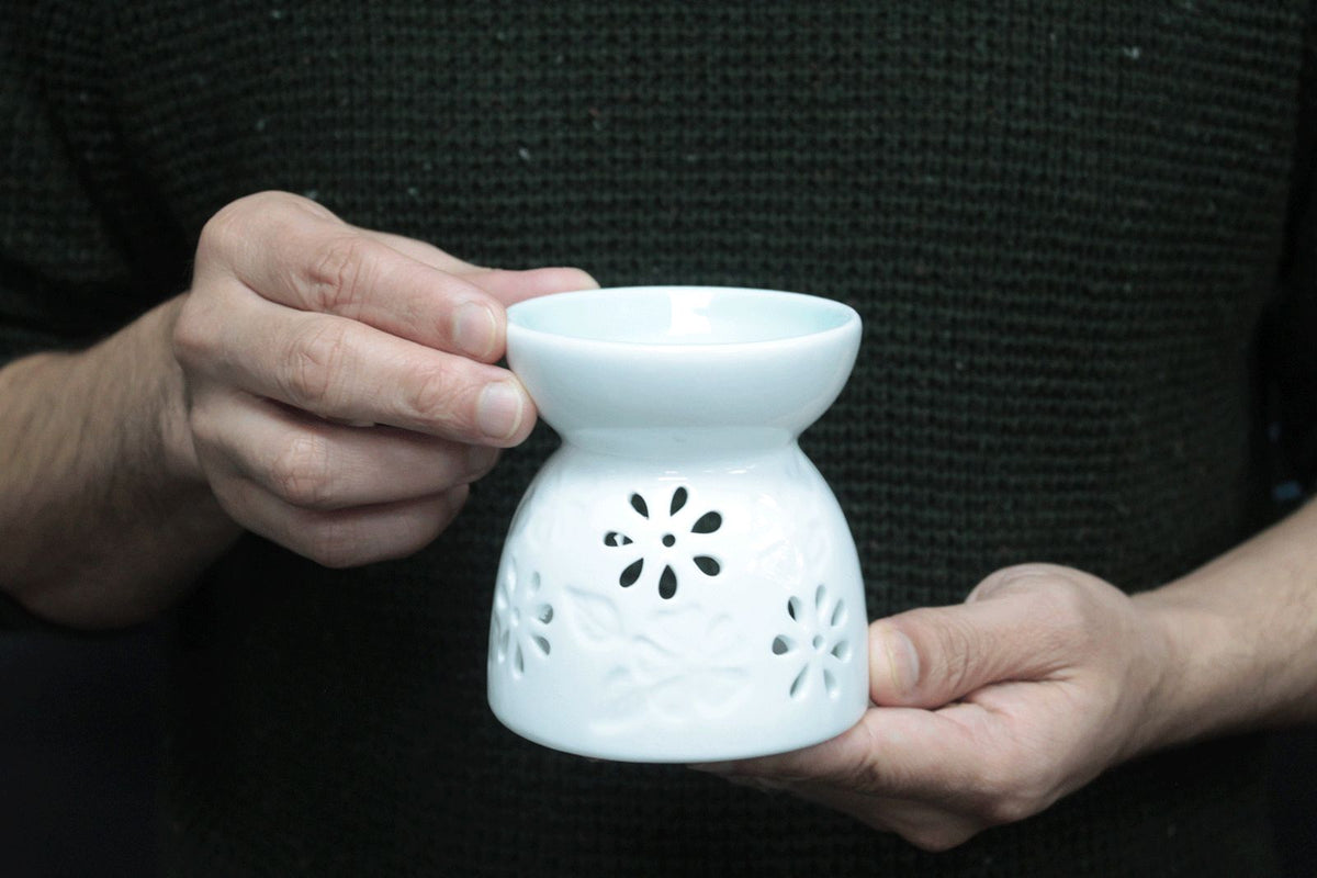Klassische weiße Duftlampe – Blumenmotiv mit petrolfarbener Schale