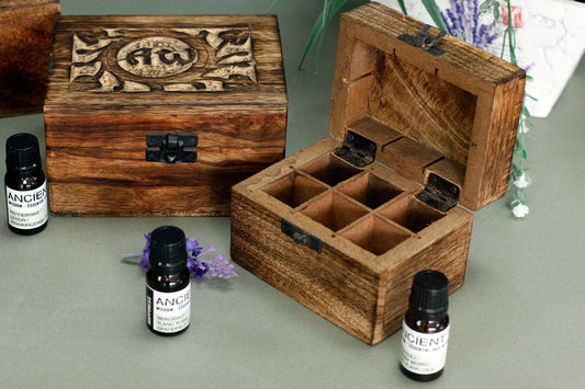 Aromatherapie-Box aus Mangoholz – Blumenmuster (für 12 Flaschen)