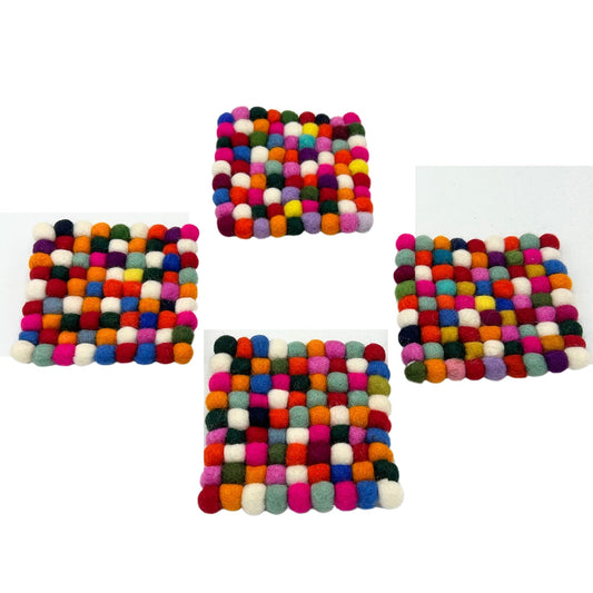 Quadratische Filzkugel-Untersetzer – 10 cm – Verschiedene Grautöne (4er-Set)