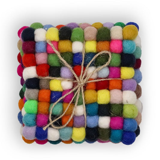 Quadratische Filzkugel-Untersetzer – 10 cm – Verschiedene Grautöne (4er-Set)