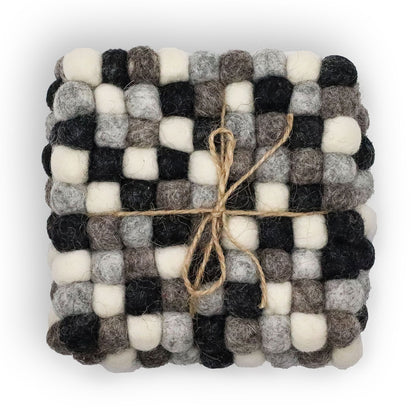 Quadratische Filzkugel-Untersetzer – 10 cm – Verschiedene Grautöne (4er-Set)