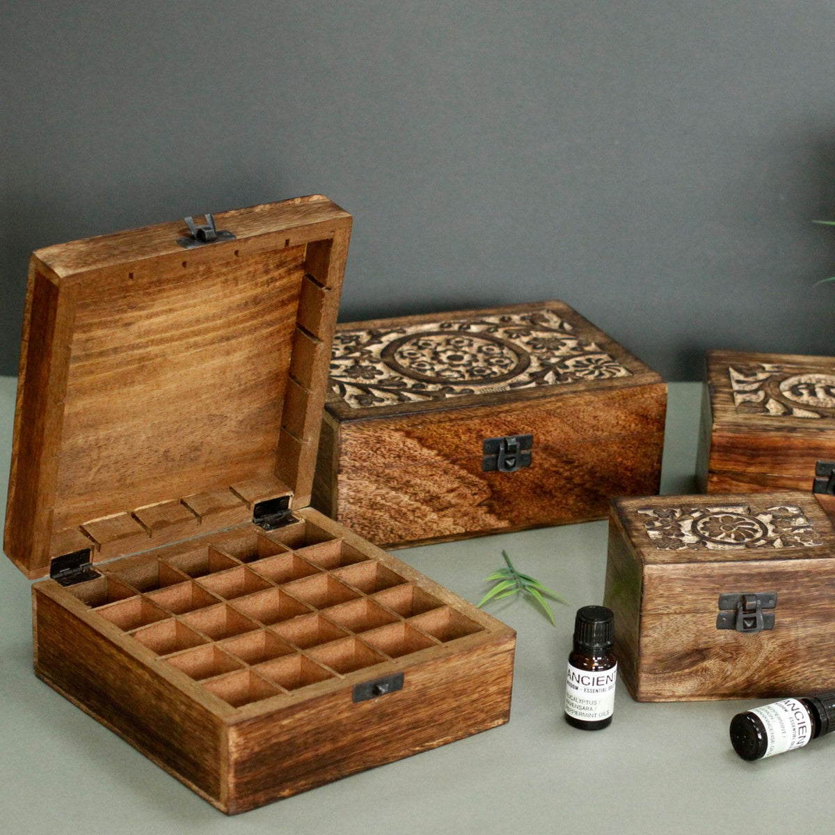 Aromatherapie-Box aus Mangoholz – Blumenmuster (für 24+1 Flaschen)