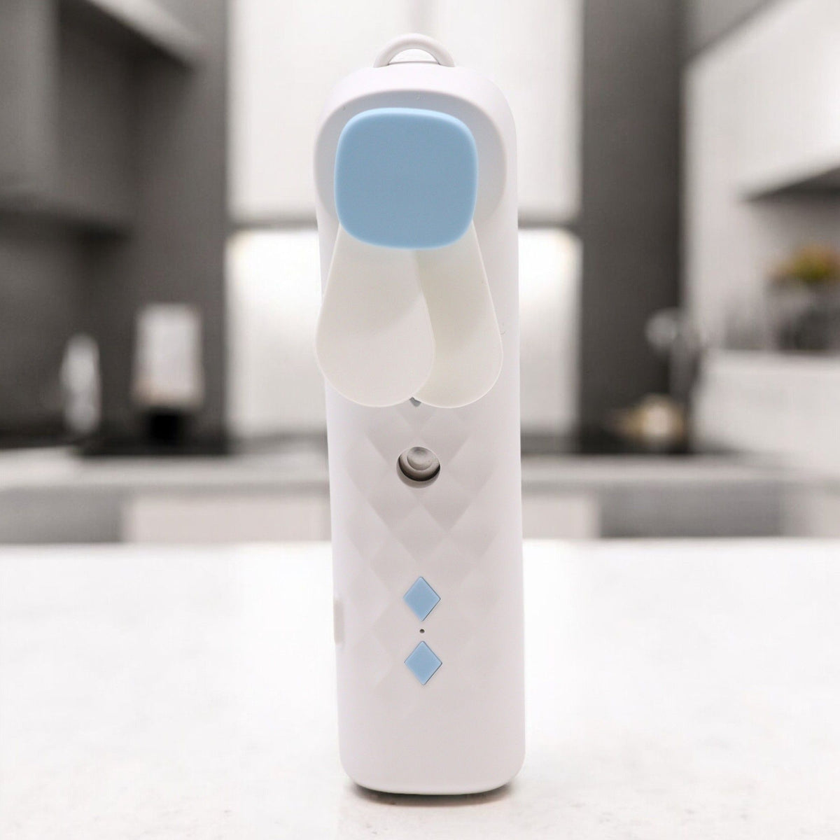Weißer Gesichtsventilator mit Nano-Sprühnebel – USB-aufladbar