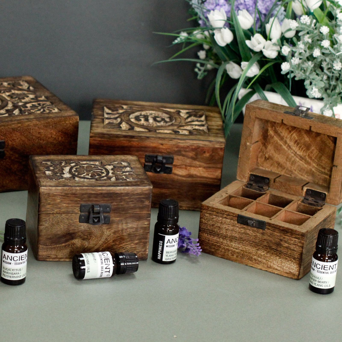 Aromatherapie-Box mit geschnitztem Blumenmuster – für 24 Flaschen